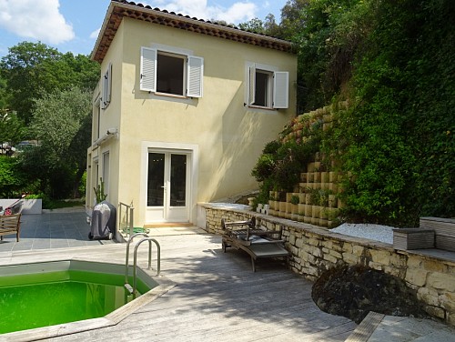 Maison individuelle édifiée sur 2 niveaux, 4 pièces, piscine, terrasse, garage et terrain.