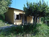 Maison de plain-pied, 3 pièces de 56 m², terrasse, garage, dépendance et terrain.