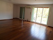 Appartement 4 pièces, traversant, cuisine aménagée, terrasse, balcon, climatisation et parking.