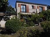 Maison mitoyenne par le garage, 5 pièces, terrasse, grand garage, buanderie et jardin plat de 700 m2.