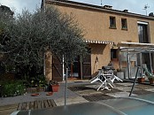 Maison mitoyenne par 1 côté, sur 2 niveaux, 4 pièces et véranda, terrasse, piscine, garage et terrain 670 m2.